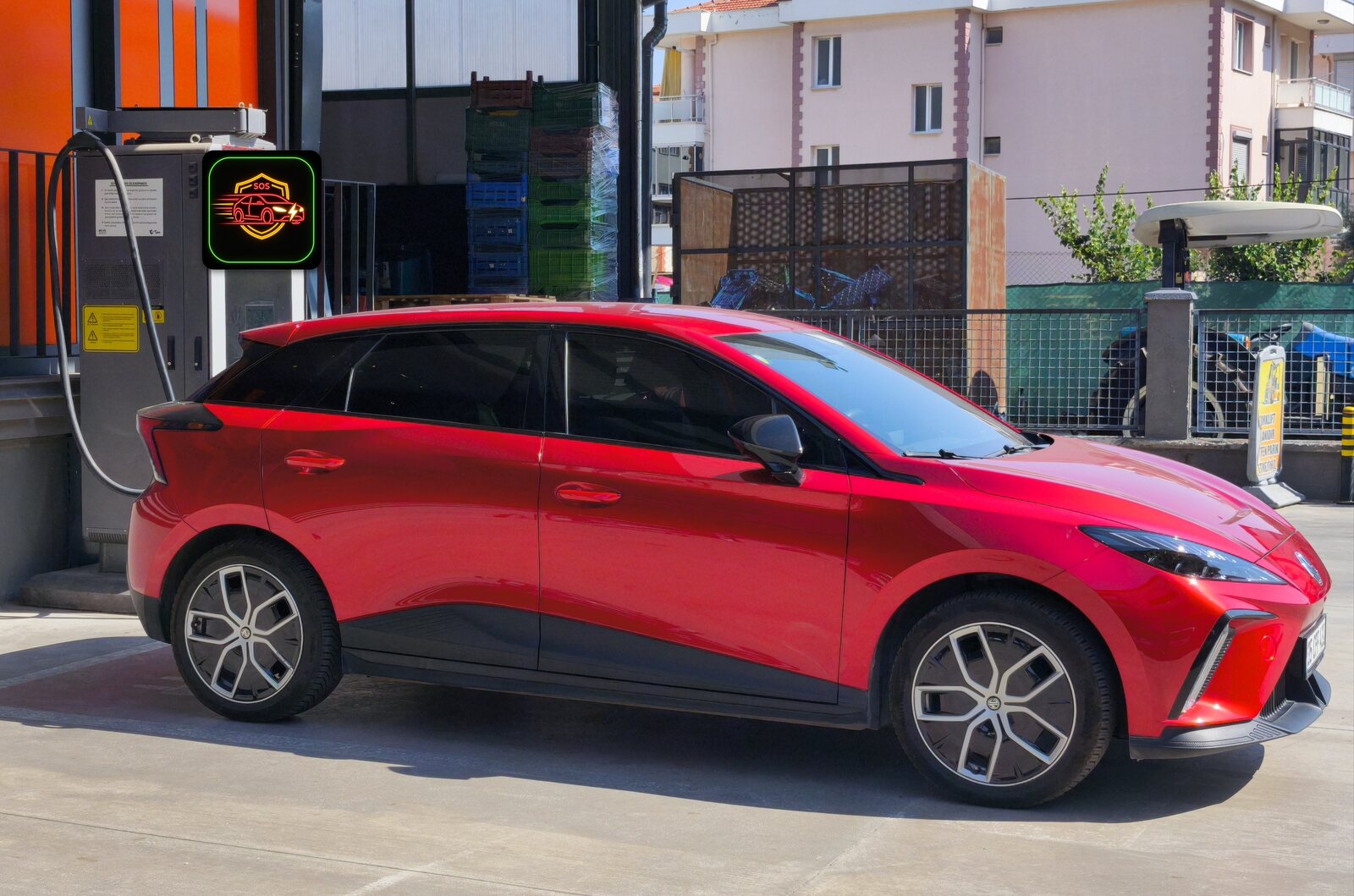EV-Buddy'nin geliştiricisinin kendi elektrikli aracı, bir DC hızlı şarj ünitesine bağlı