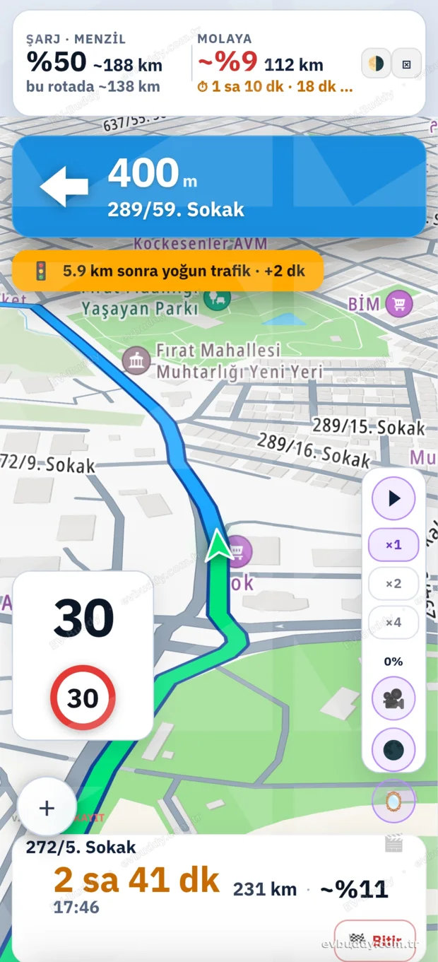 Navigasyon ekranı, önde trafik uyarısı